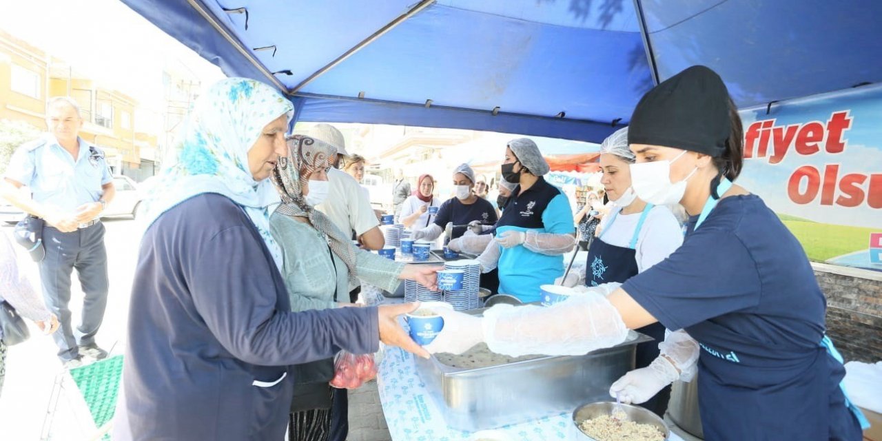 Aydın Büyükşehir Belediyesi vatandaşlara aşure ikram etti