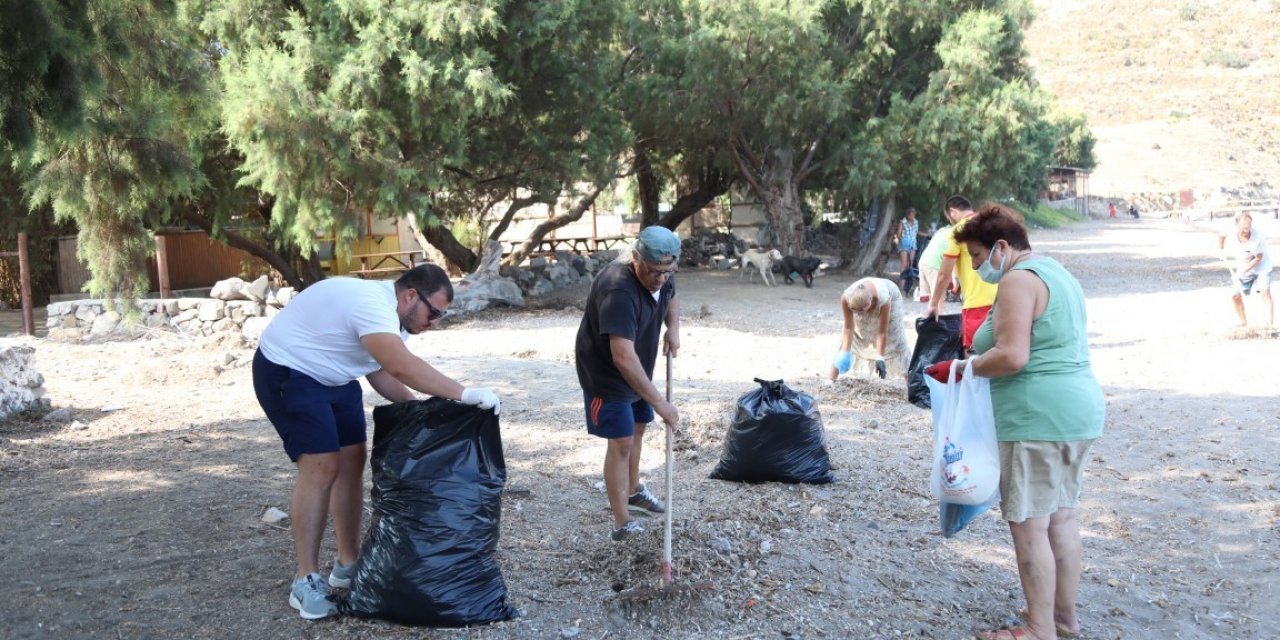 Belediye ve site sakinlerinden plaj temizliği