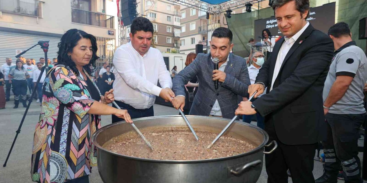 Buca’da geleneksel aşure ikramı