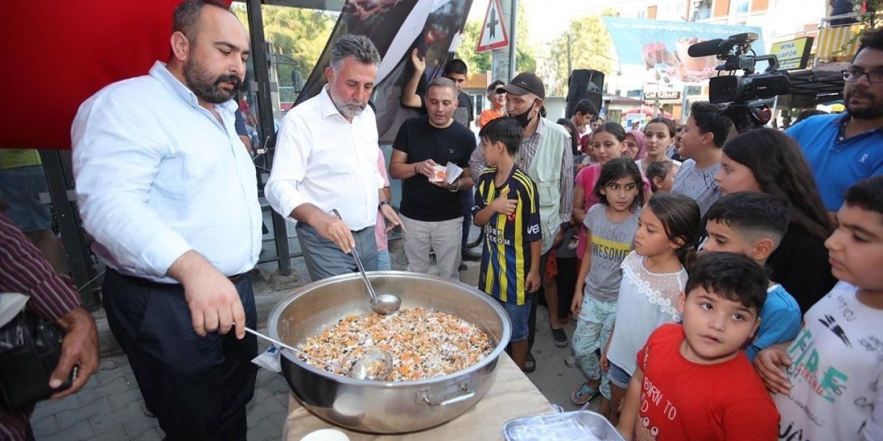 Bayraklı Belediyesinden aşure etkinliği