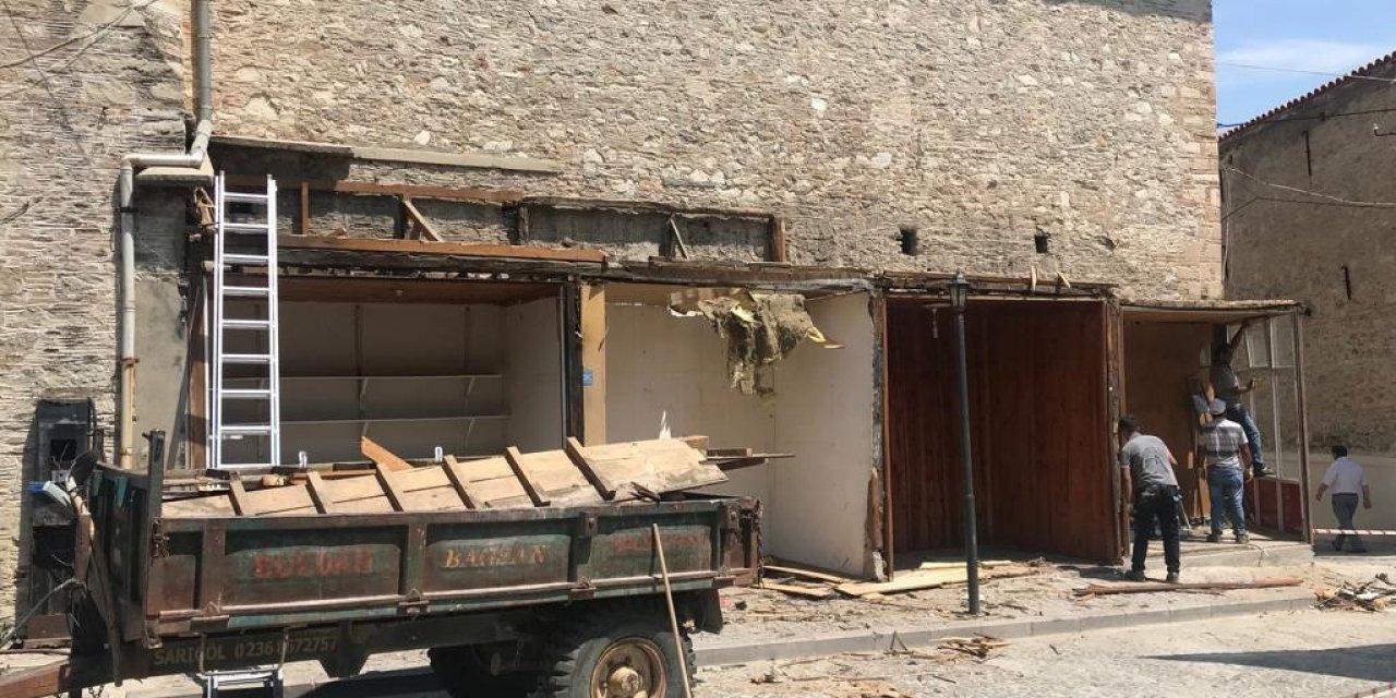 Tarihi Çarşı Caminin etrafındaki görsel kirlilik temizleniyor