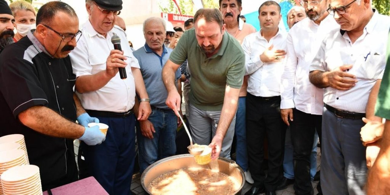 Çiğli Belediyesinden vatandaşlara aşure ikramı