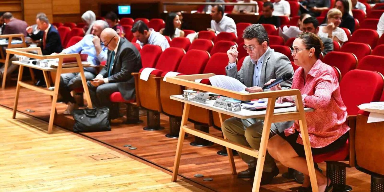 İzmir Büyükşehir Belediyesi depremzedelere desteği sürdürüyor