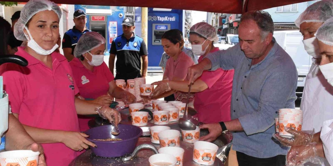 Germencik Belediyesi Ortaklar Mahallesi’nde aşure dağıttı