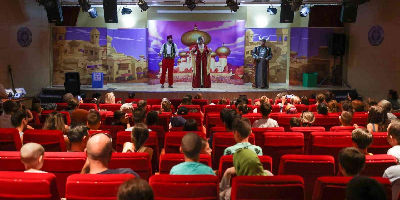 Bucalı çocuklar yaz tiyatrosunu sevdi