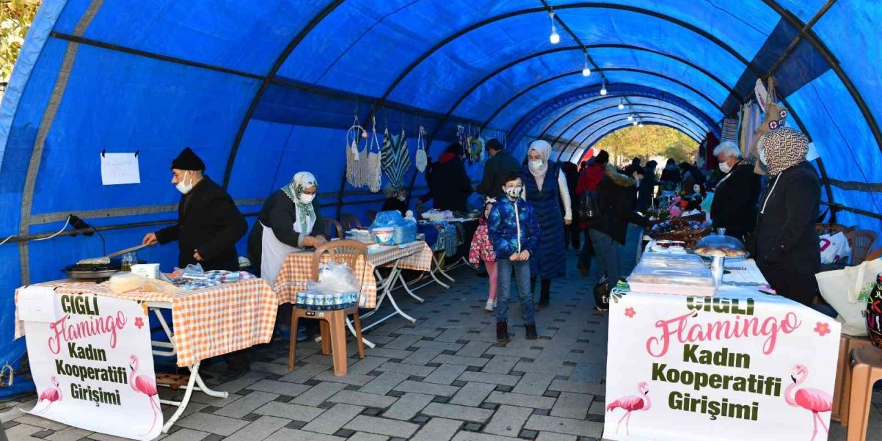 Çiğli’nin emektar kadınlarından üniversite öğrencilerine burs desteği