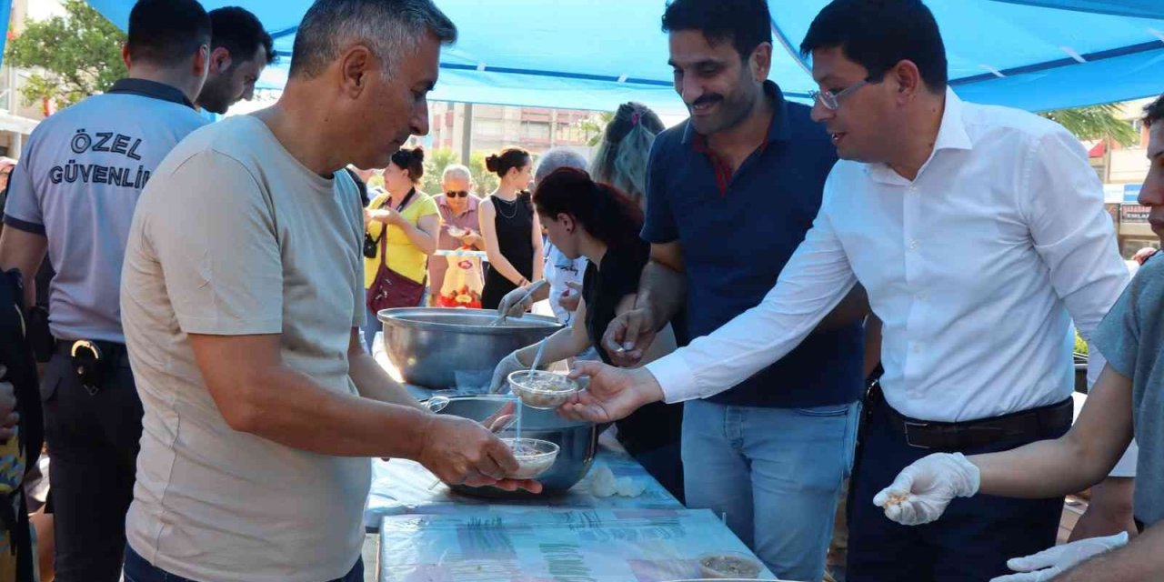 Nazilli Belediyesi aşure bereketini binlerce kişiyle paylaştı