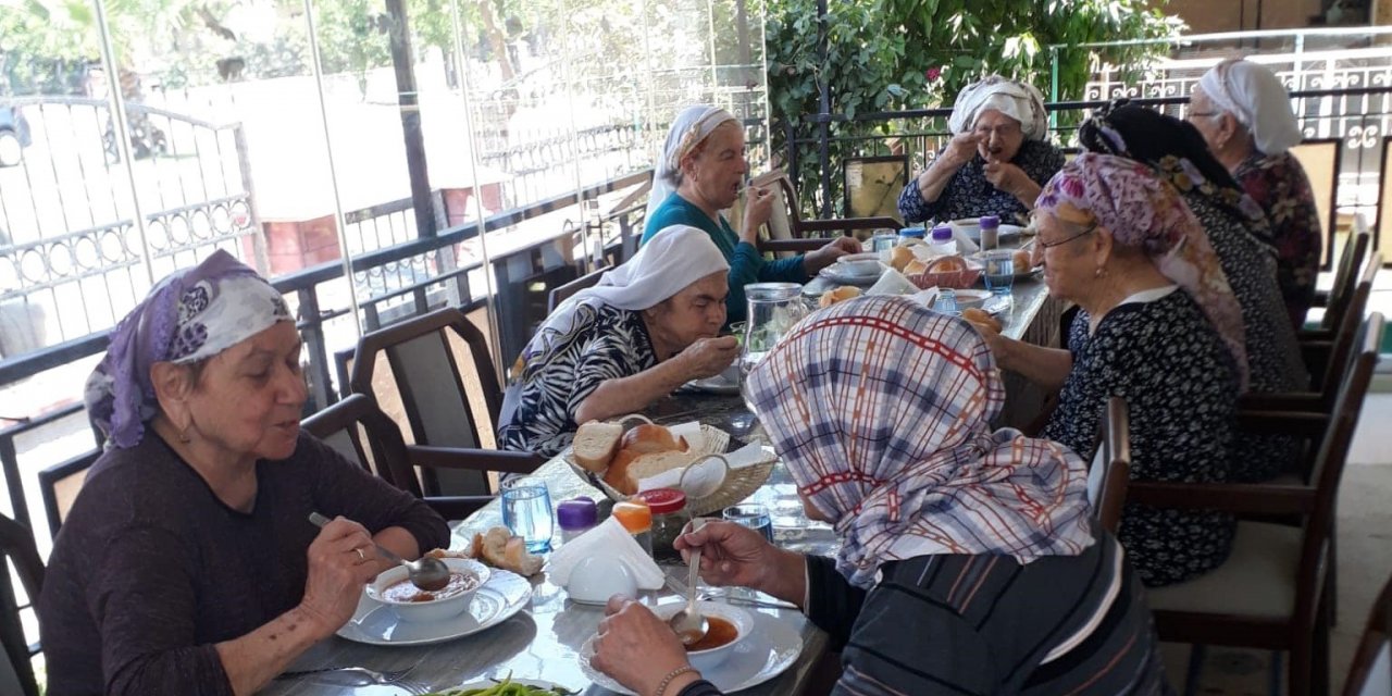 Hacdan sonra yaşlılara yemek ikram etti