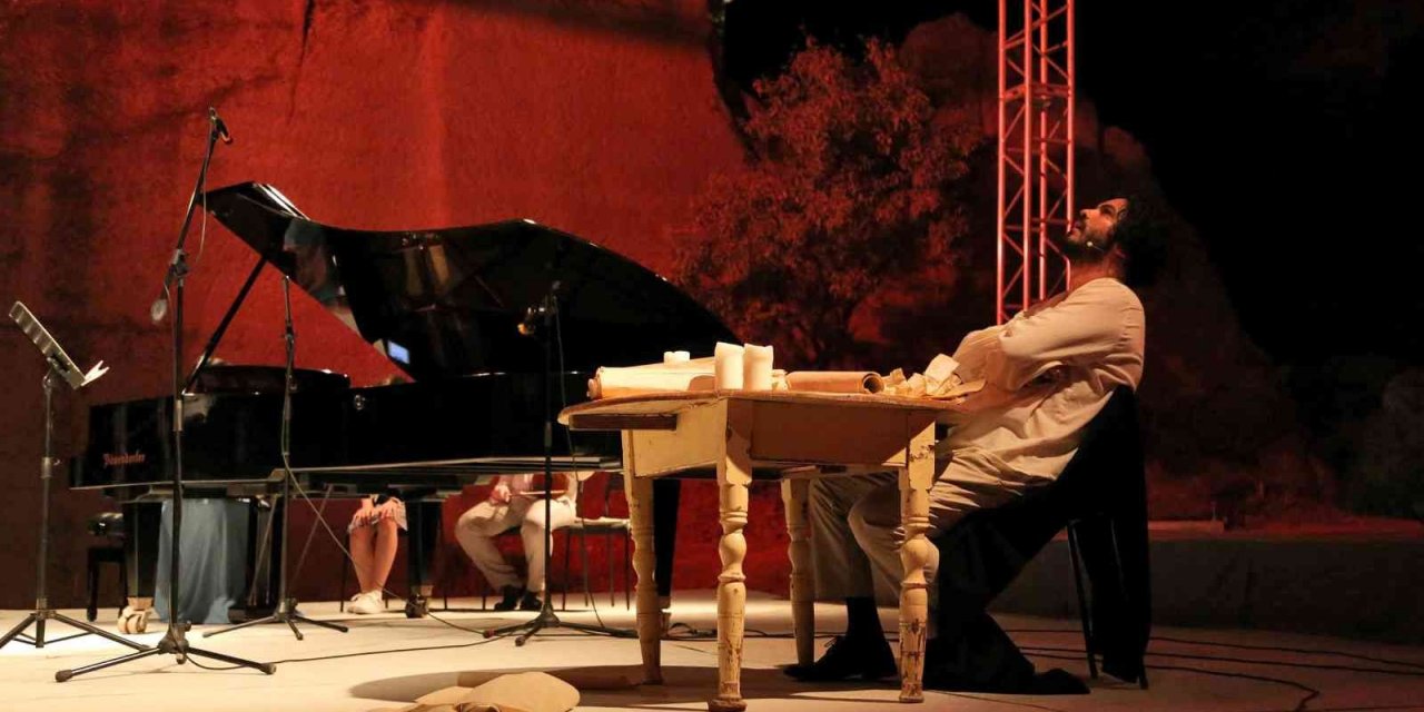 Klasik müziğe yeni bir boyut; “Beethoven’ı anlatmak” Gümüşlük’te alkış topladı