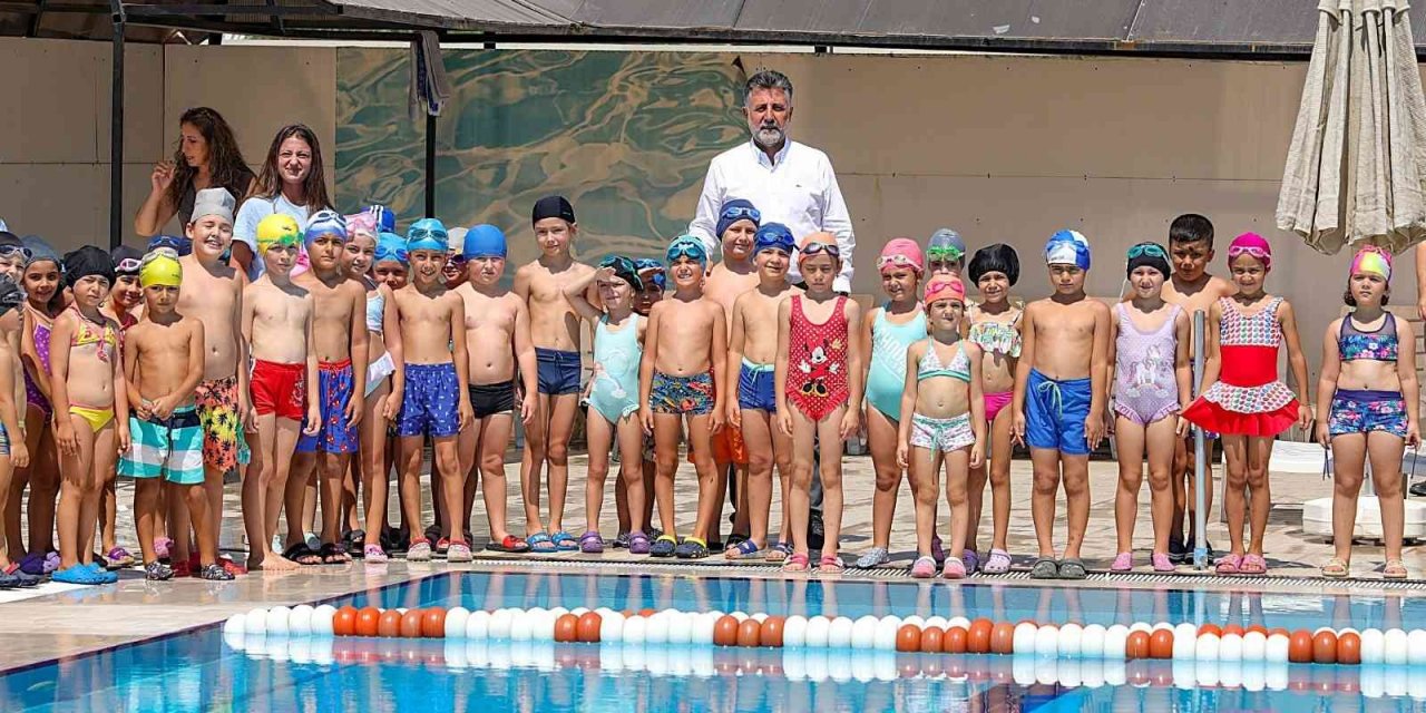 Bayraklı’nın yüzme havuzuna yoğun ilgi