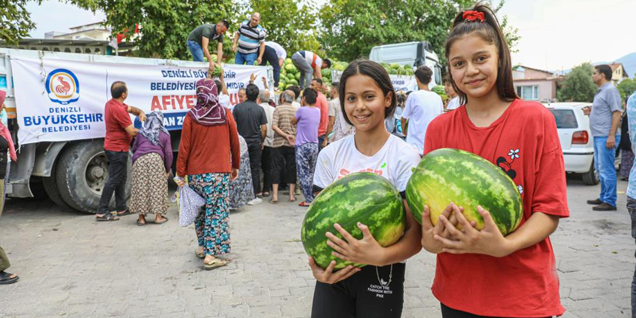 Üreticinin elinde kalan karpuzlar halka dağıtıldı