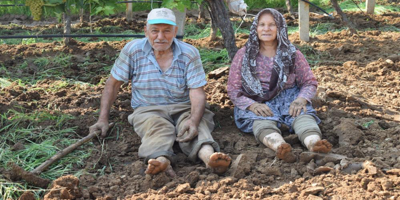 Yaşlı çift çalışma azmiyle örnek oluyor