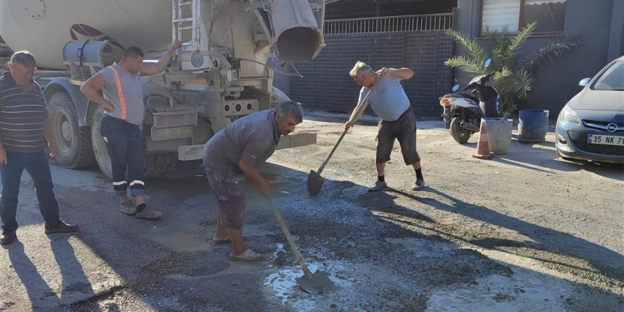 Seferihisar’da esnaf, belediyenin kapatmadığı çukurları betonla doldurdu