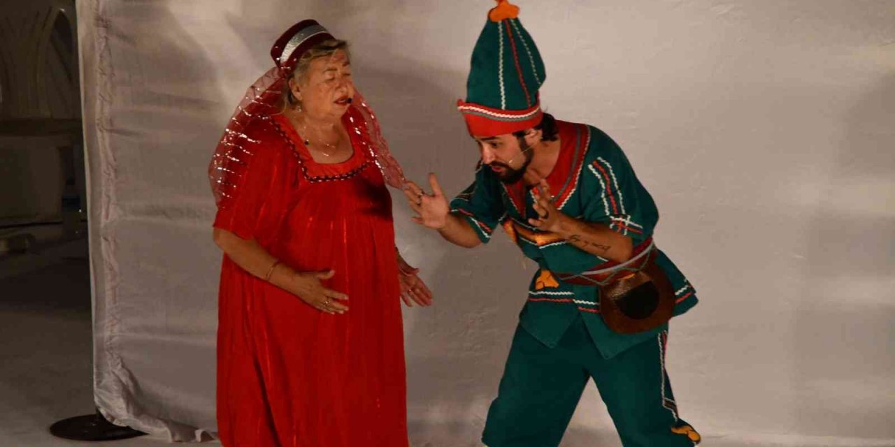 Söke’deki tiyatro etkinliğinde çocuklar ve aileleri keyifli anlar yaşadı