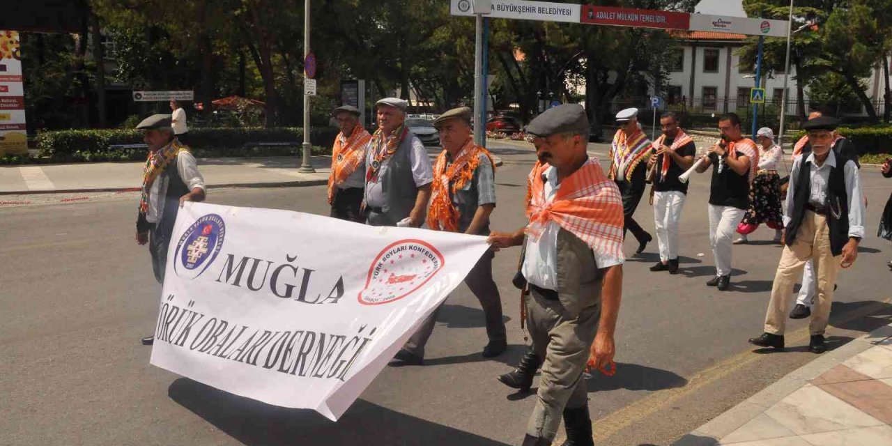 Yörükler şehir turunda bir araya geldi