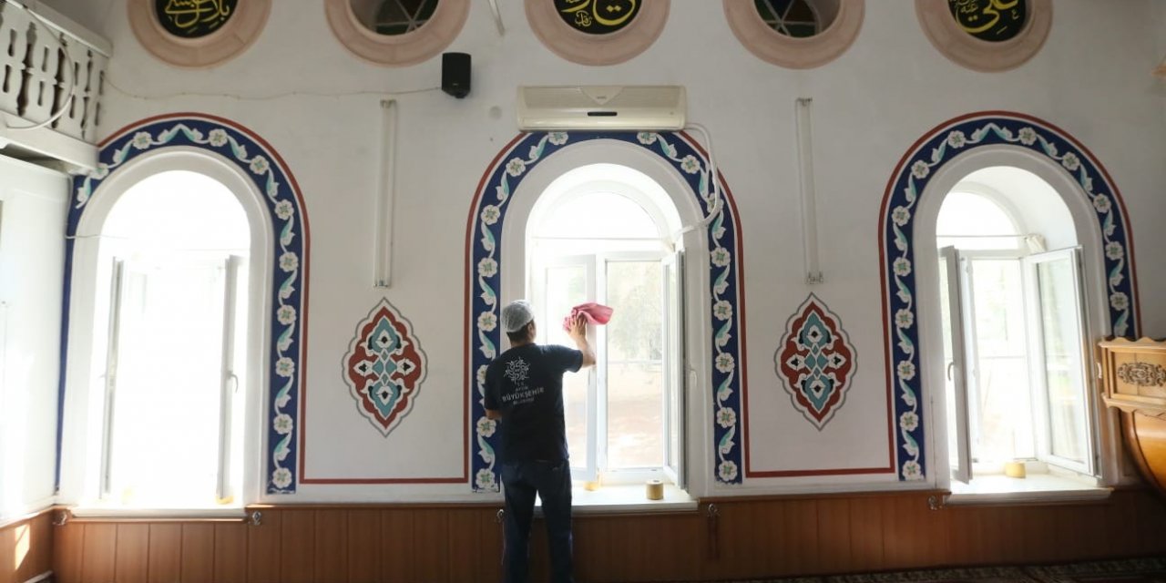 Aydın Büyükşehir Belediyesi cami temizliklerini sürdürüyor