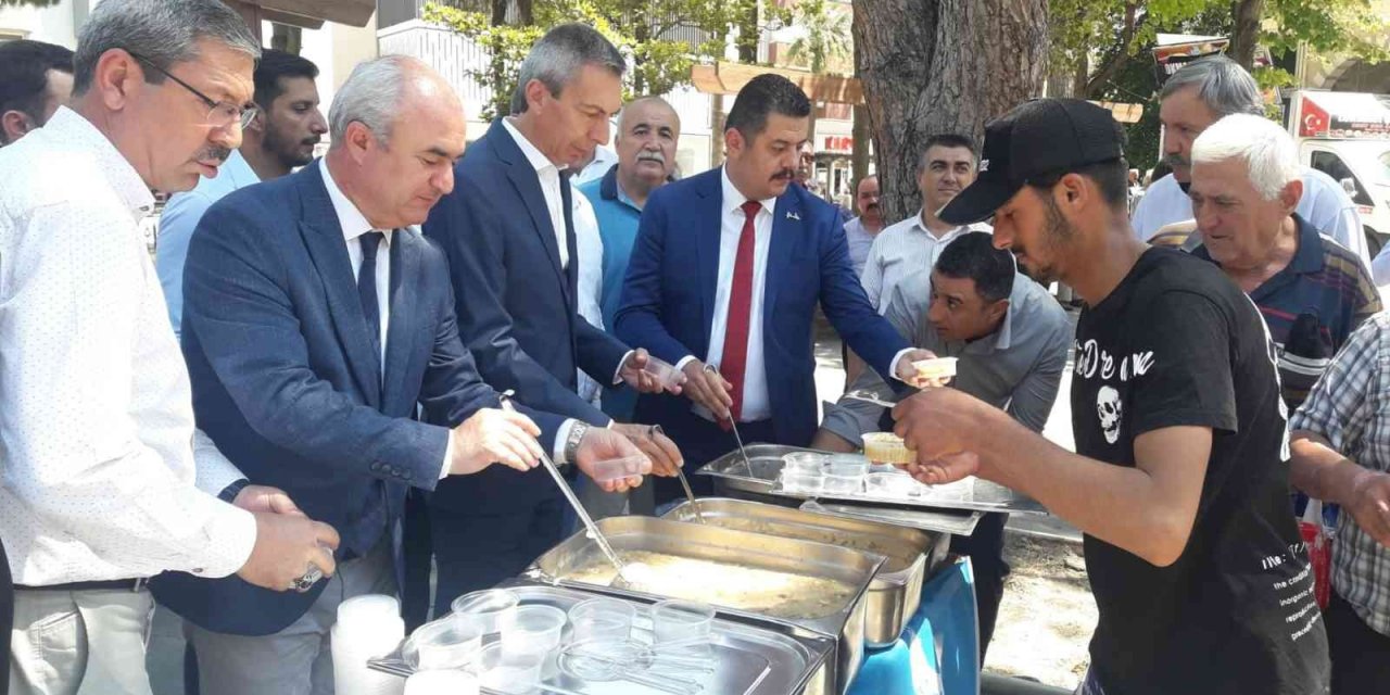 Denizli Ülkü Ocaklarından aşure ikramı