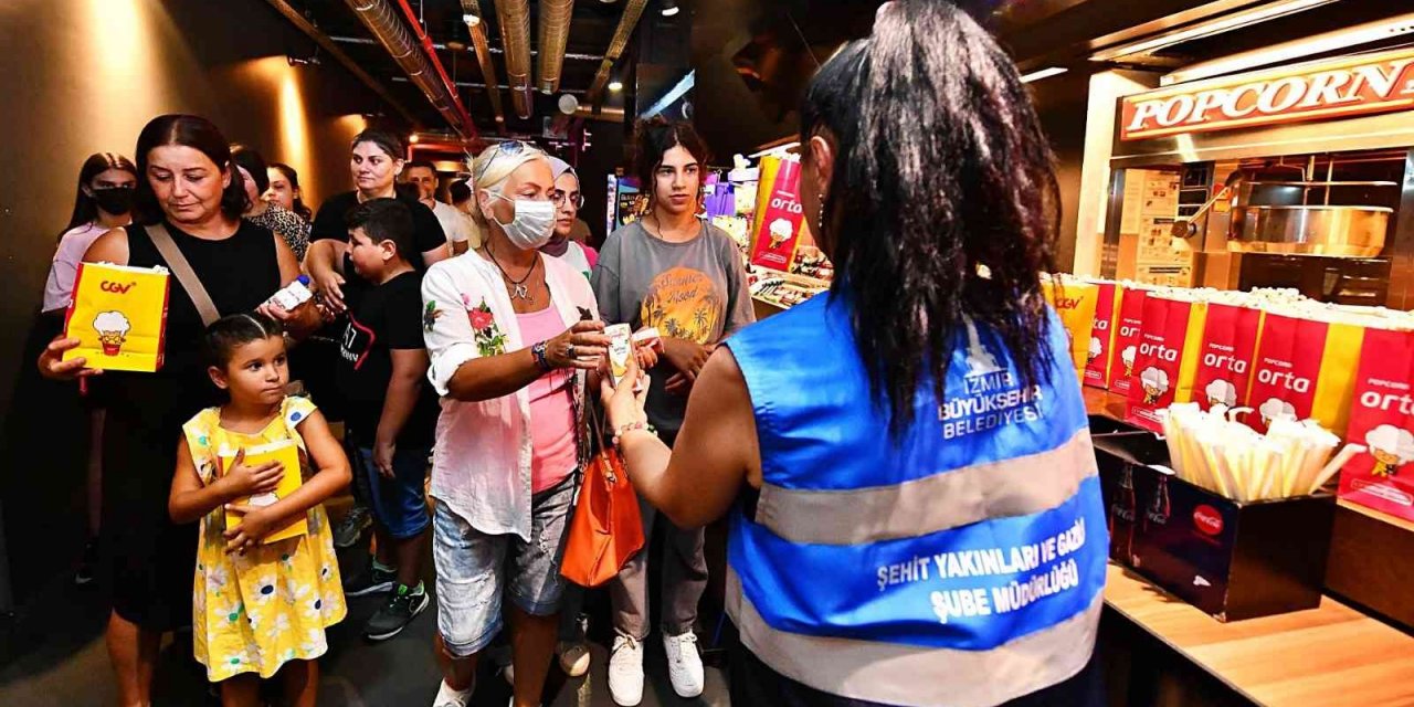 İzmir Büyükşehir Belediyesi, şehit ve gazi çocuklarını sinemayla buluşturdu