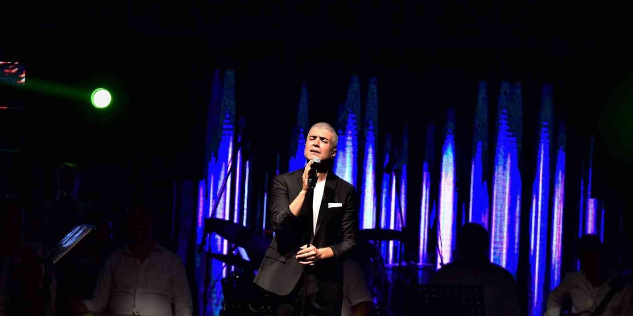 Bodrum’da sahne alan Özcan Deniz, sevenlerine unutulmaz gece yaşattı