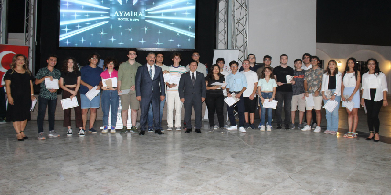 Efeler’de YKS’de dereceye giren öğrenciler ödüllendirildi