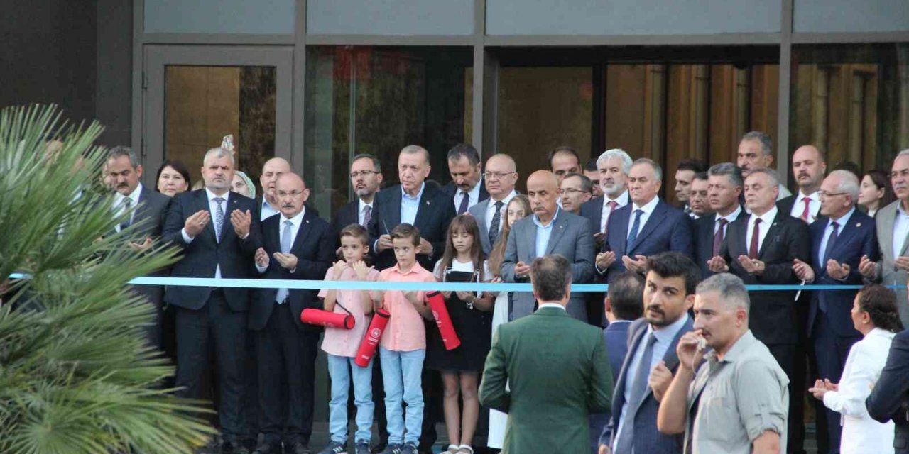 Cumhurbaşkanı Erdoğan, Manisa Büyükşehir Belediyesinin açılışını gerçekleştirdi