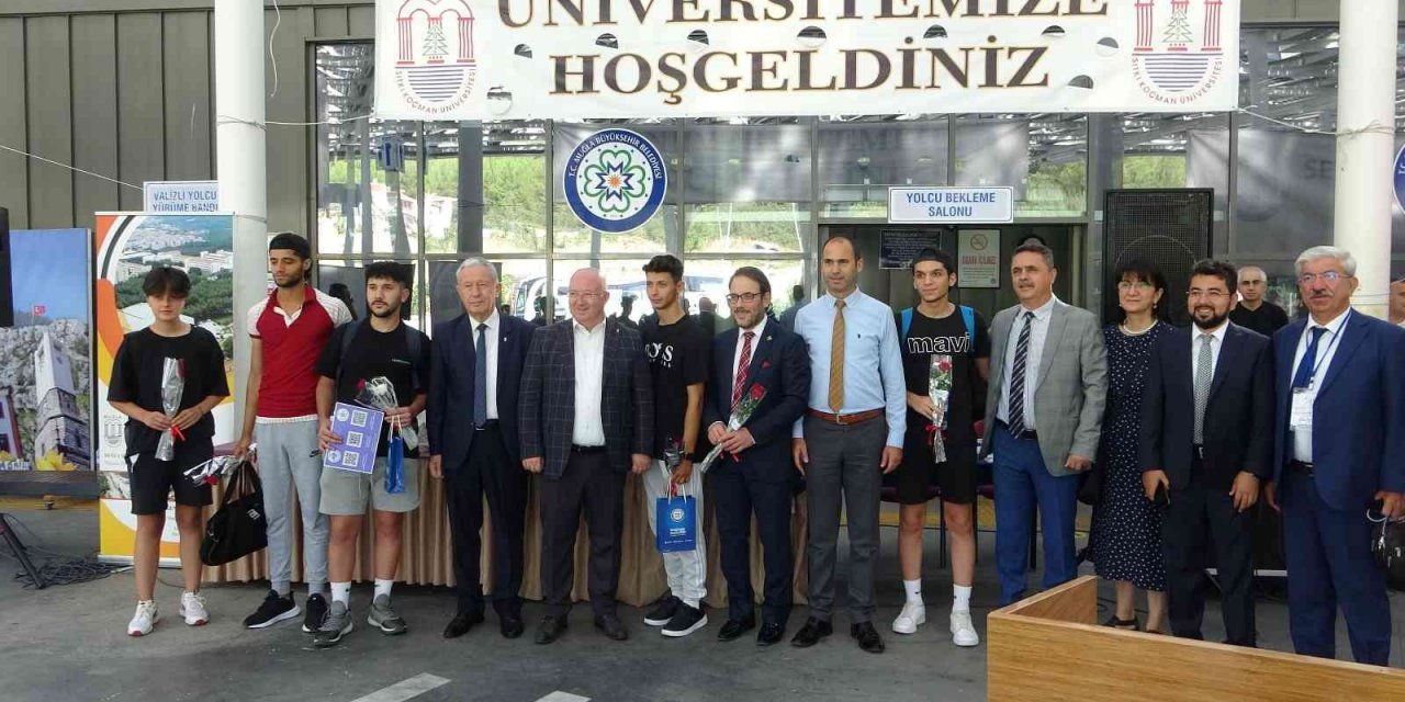 Muğla protokolü öğrencileri çiçeklerle karşıladı