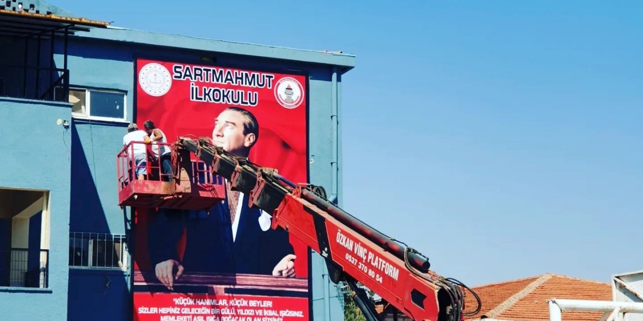 Okulun dev Atatürk posteri yenilendi