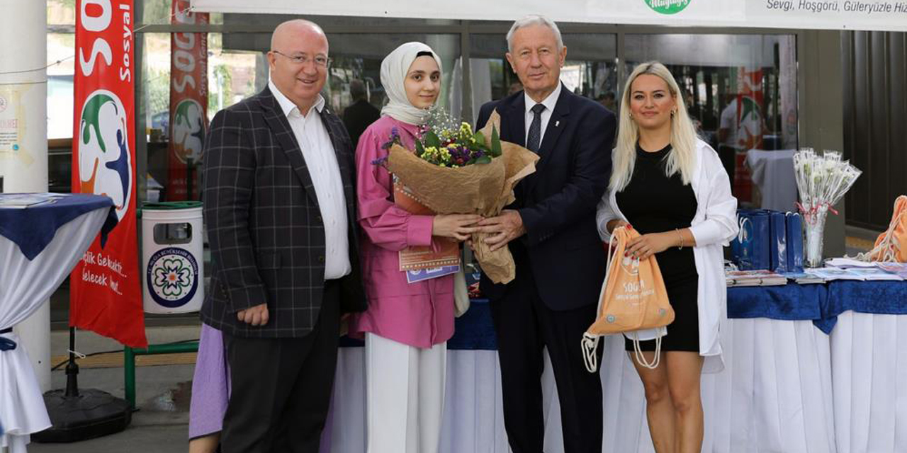 Üniversite öğrencilerine Başkan Gümüş’ten karanfilli karşılama