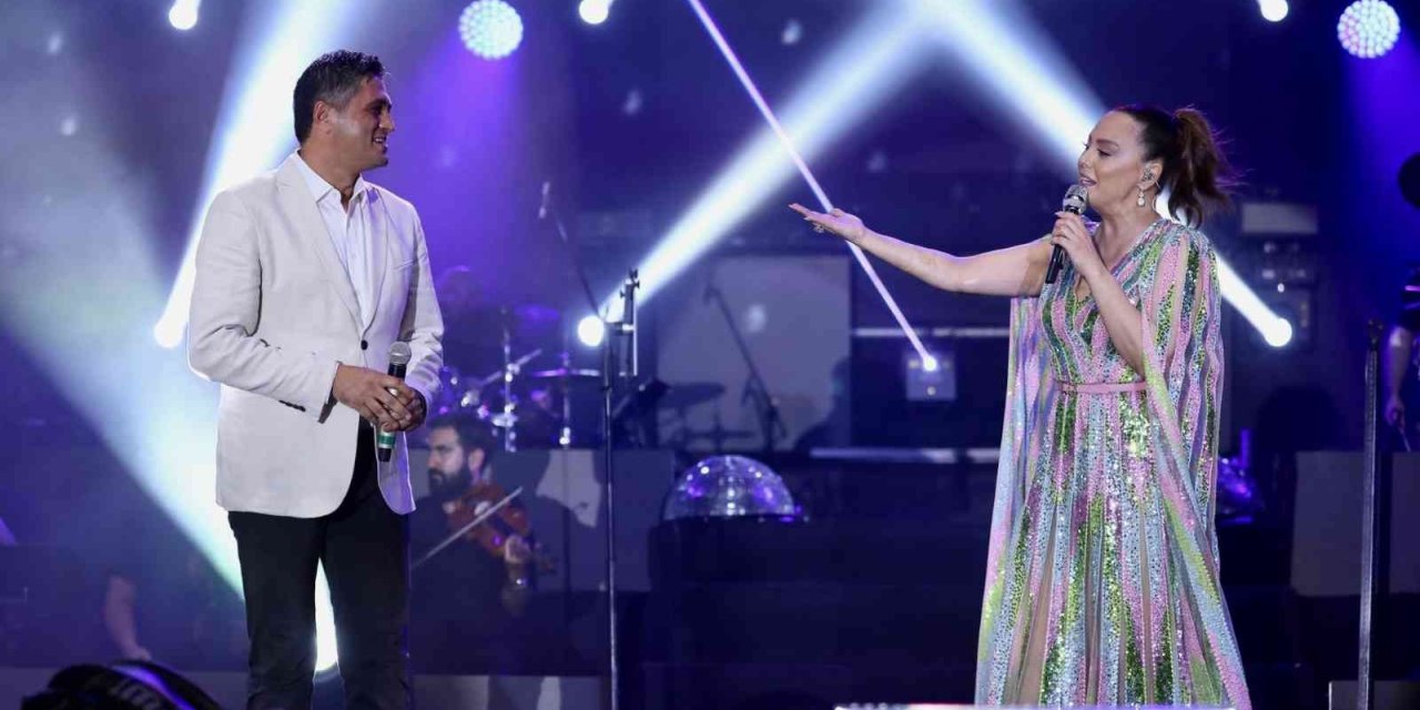 Ebru Gündeş’ten Aliağa’da 50 bin kişilik dev konser