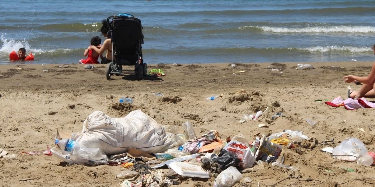 Ege sahillerinde bırakılan çöpler doğayı kirletiyor