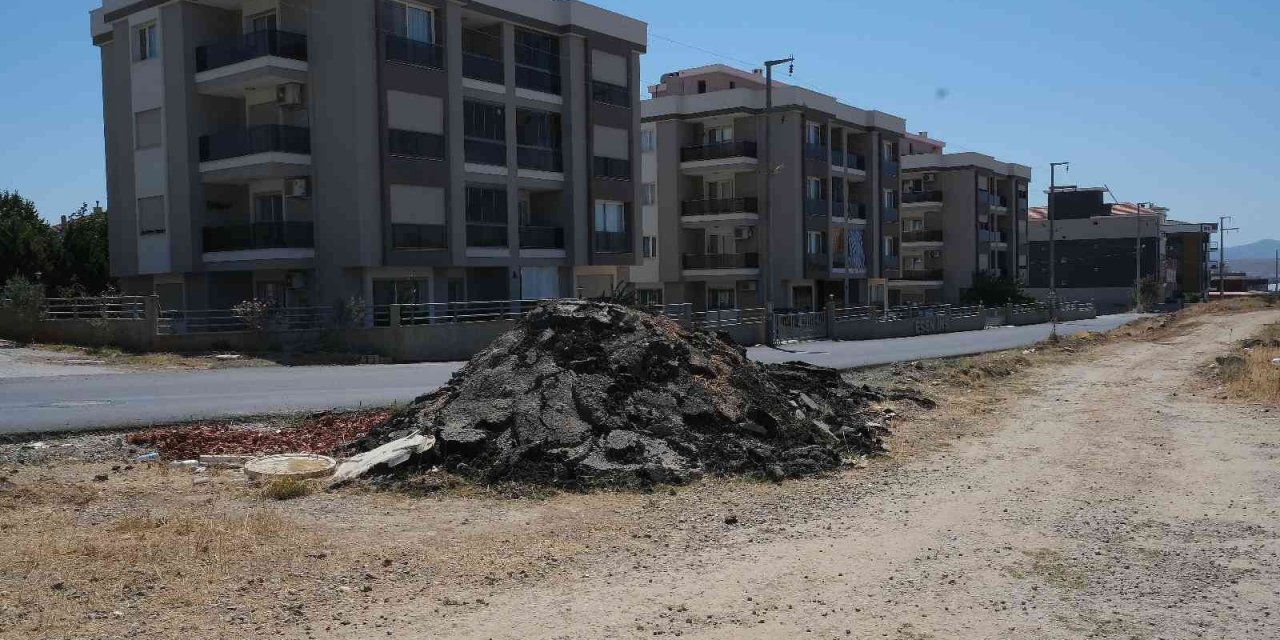 Seferihisar’da vatandaştan "yarım yol" tepkisi: "Başka yerlerde ev arıyoruz"
