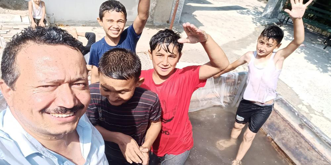 Cami imamı traktörü havuza çevirdi