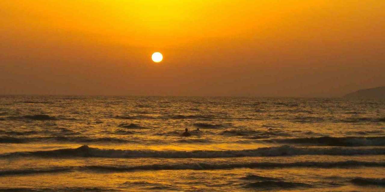 Ege sahillerinde gün batımı kartpostallık görüntüler oluşturuyor