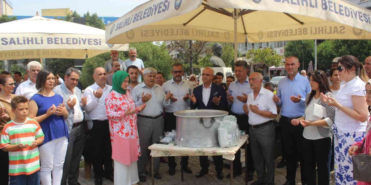 Salihli MHP, aşure geleneğini unutmadı