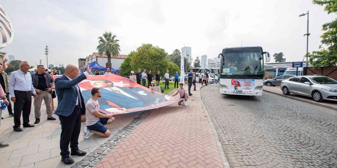 Başkan Soyer, Kocatepe’den İzmir’e taşınacak Türk bayrağını teslim etti