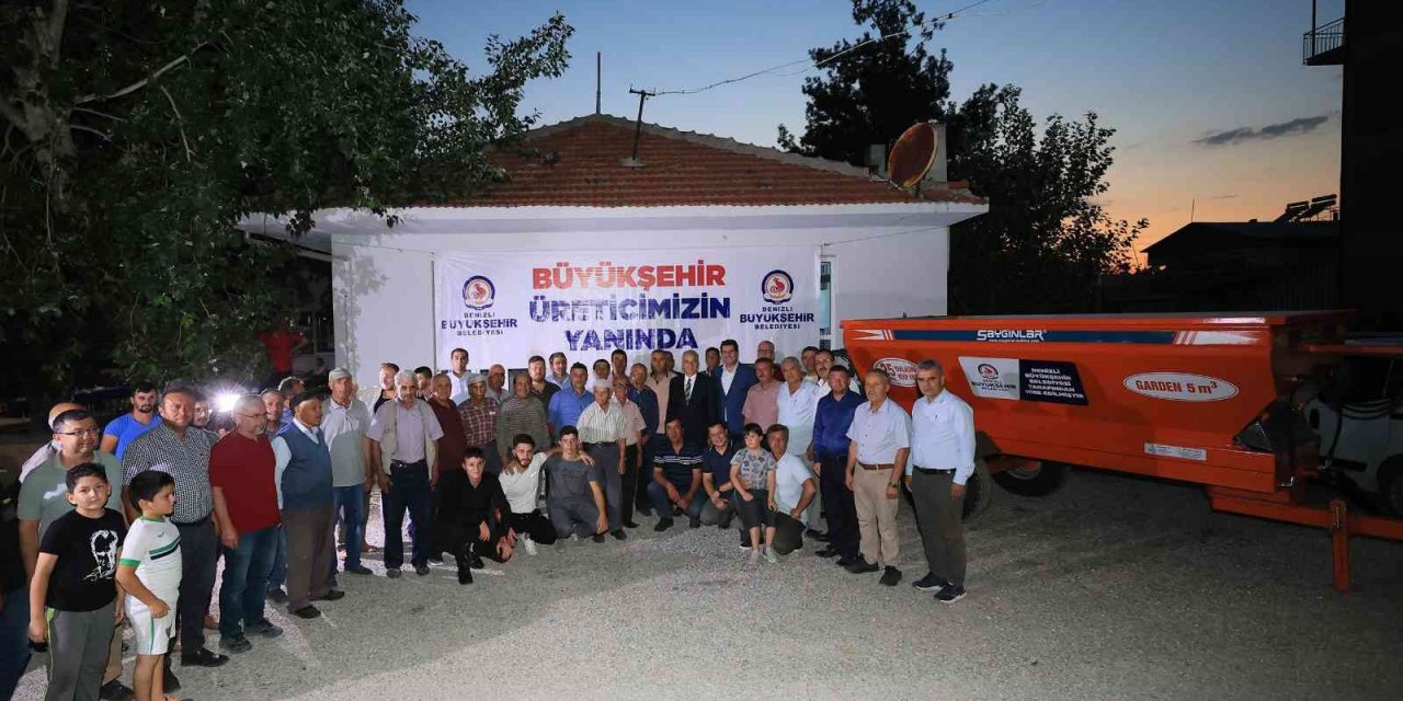 Çiftçilere ihtiyaçları olan katı gübre dağıtma römorku hibe edildi