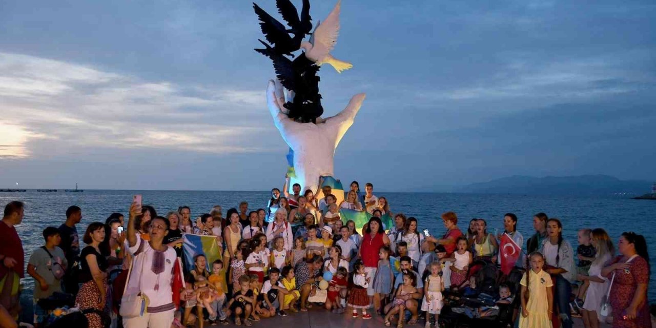 Ukraynalı savaş mağdurları Kuşadası Belediyesi’ne teşekkür etti