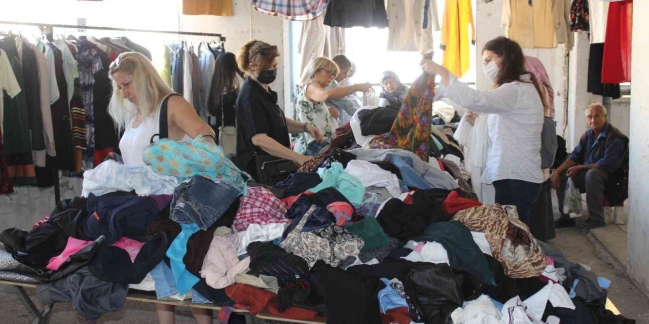 İkinci el kıyafetleri toplayıp, temizleyip uygun fiyata halka satıyor
