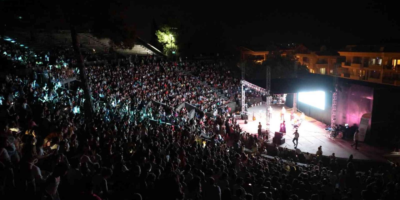 Marmaris’te binlerce çocuk hep birlikte şarkılar söyleyip doyasıya eğlendi