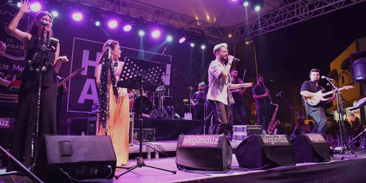 Kuşadalılar Balıkçılar Meydanı’nda doyasıya eğlendi