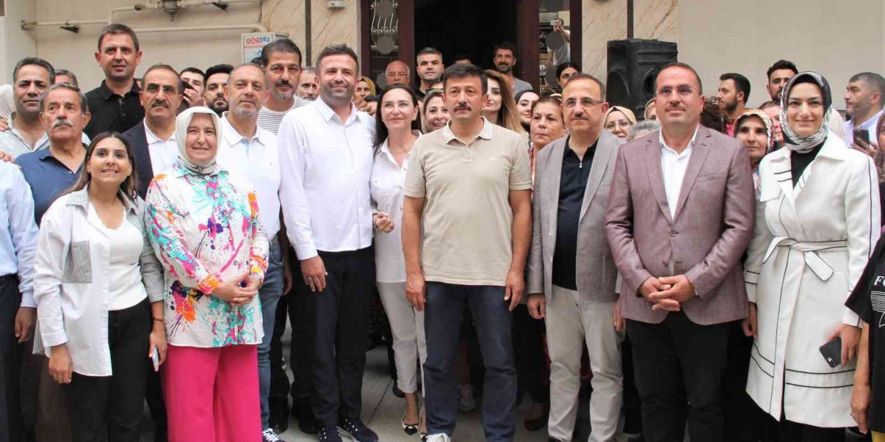 AK Parti, İzmir’de ’Karınca Modeli’ ile 3 yılda 80 bin ziyaret yaptı, 500 bin kişiye ulaştı