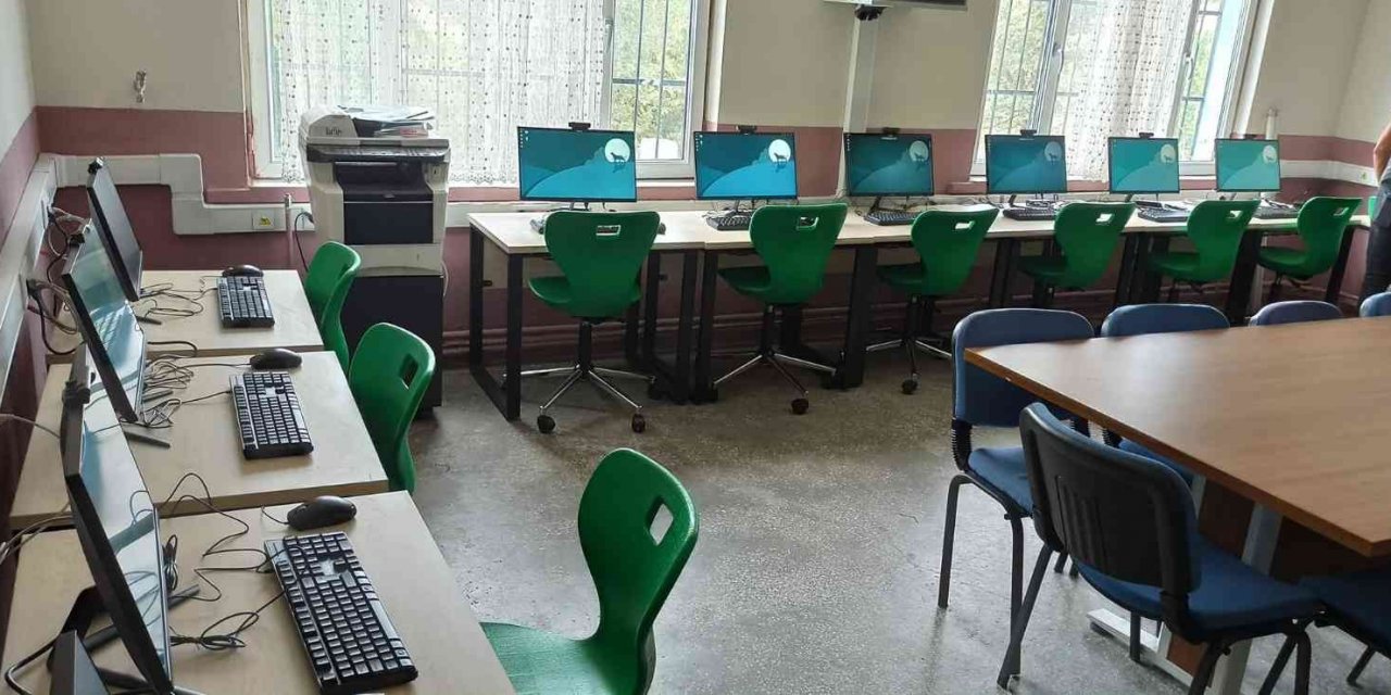Sarıgöl Dindarlı Ahmet Yoldaş Ortaokulu bilgisayar sınıfına kavuştu