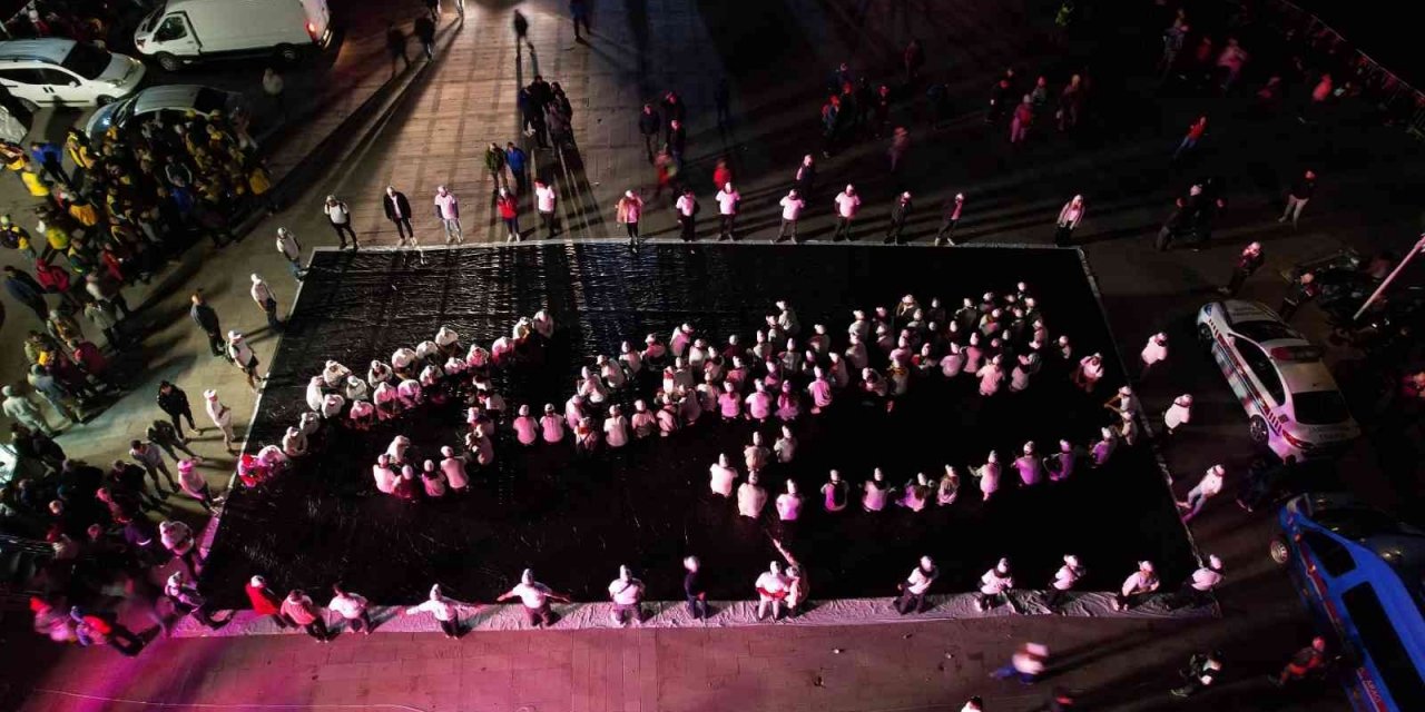 Bayraklılı gençlerden Kocatepe’de Atatürk imzası