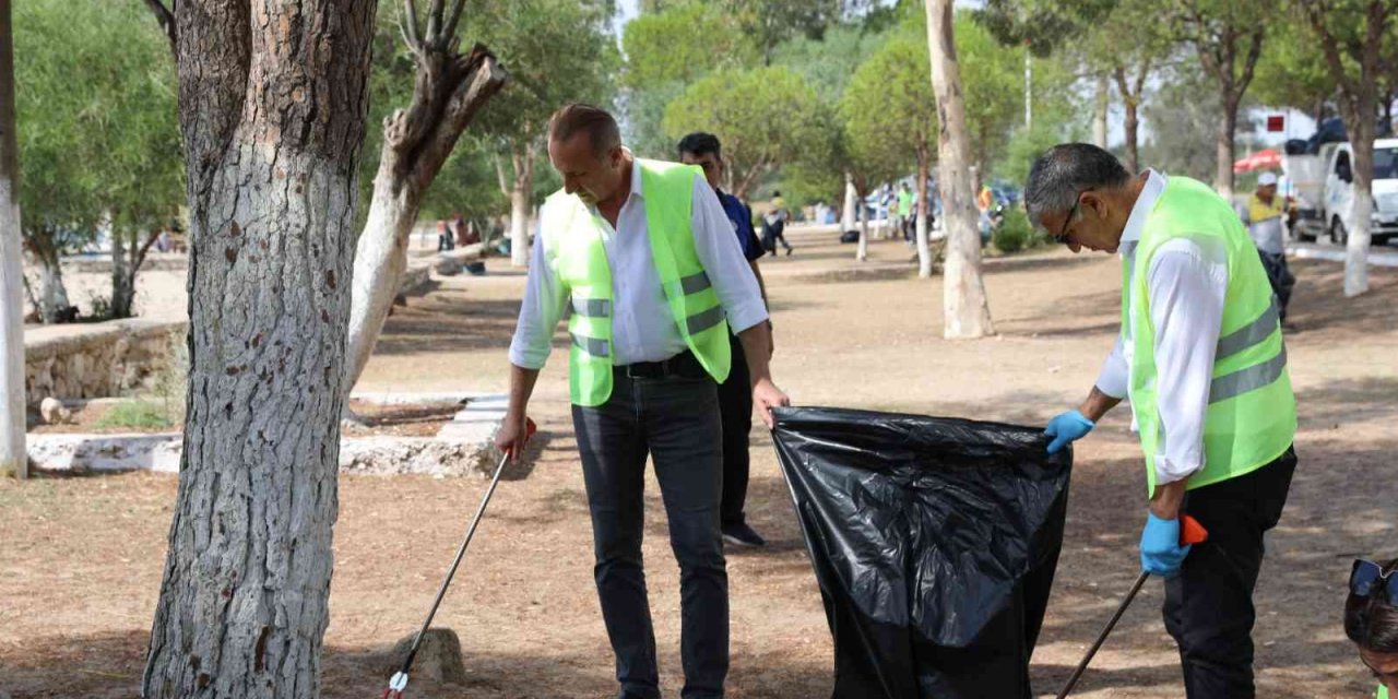 Didim plajlarında temizlik çalışması yapılıyor