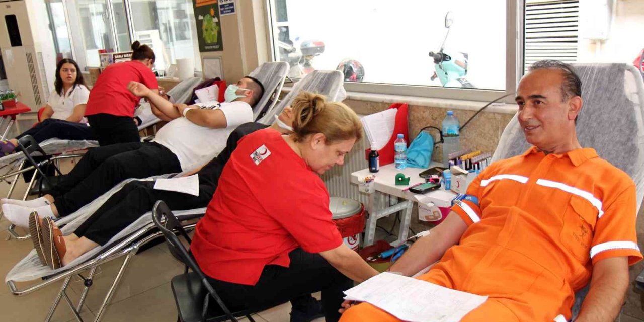 Denizli’de sağlık çalışanları ve vatandaşlar kan bağışında bulundu
