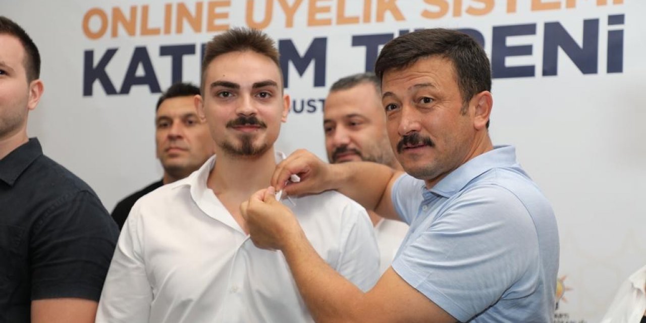 AK Parti’ye online üye olanlara rozetleri takıldı