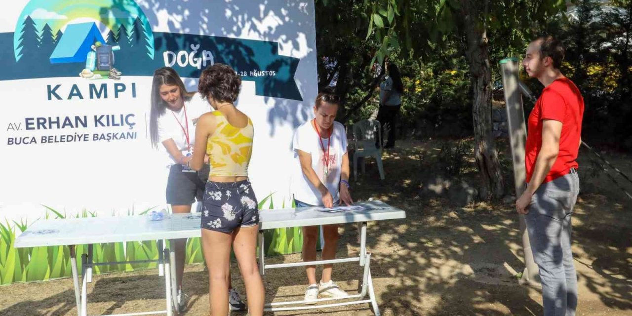 Buca’da gençlerden coşkulu 30 Ağustos kutlaması