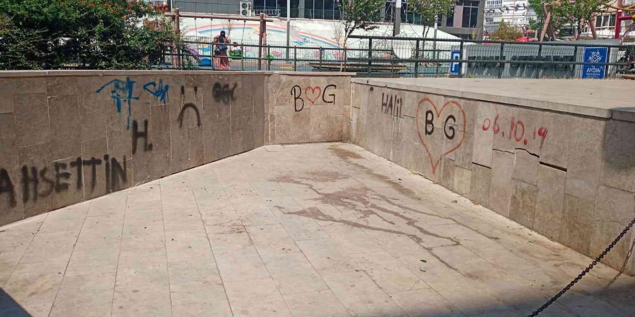 Park duvarları duyarsız kişilerin hedefi oldu