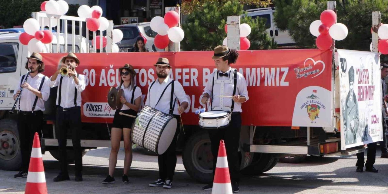 Honaz caddelerinde bandolu kutlama