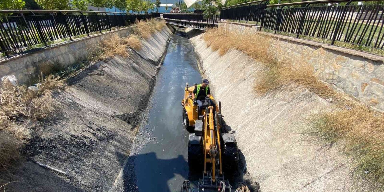 Şehir merkezindeki dere temizlendi